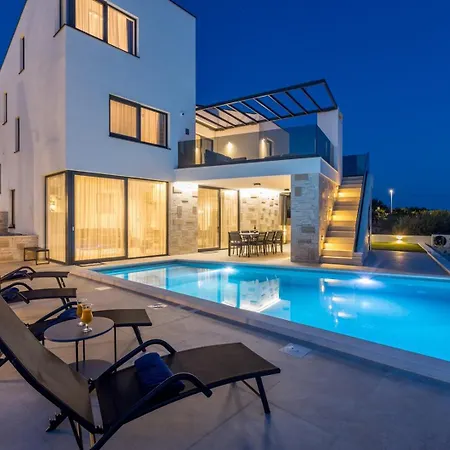 New ! Luxury - Roma 1 And 2 With Two Heated Pool Podstrana